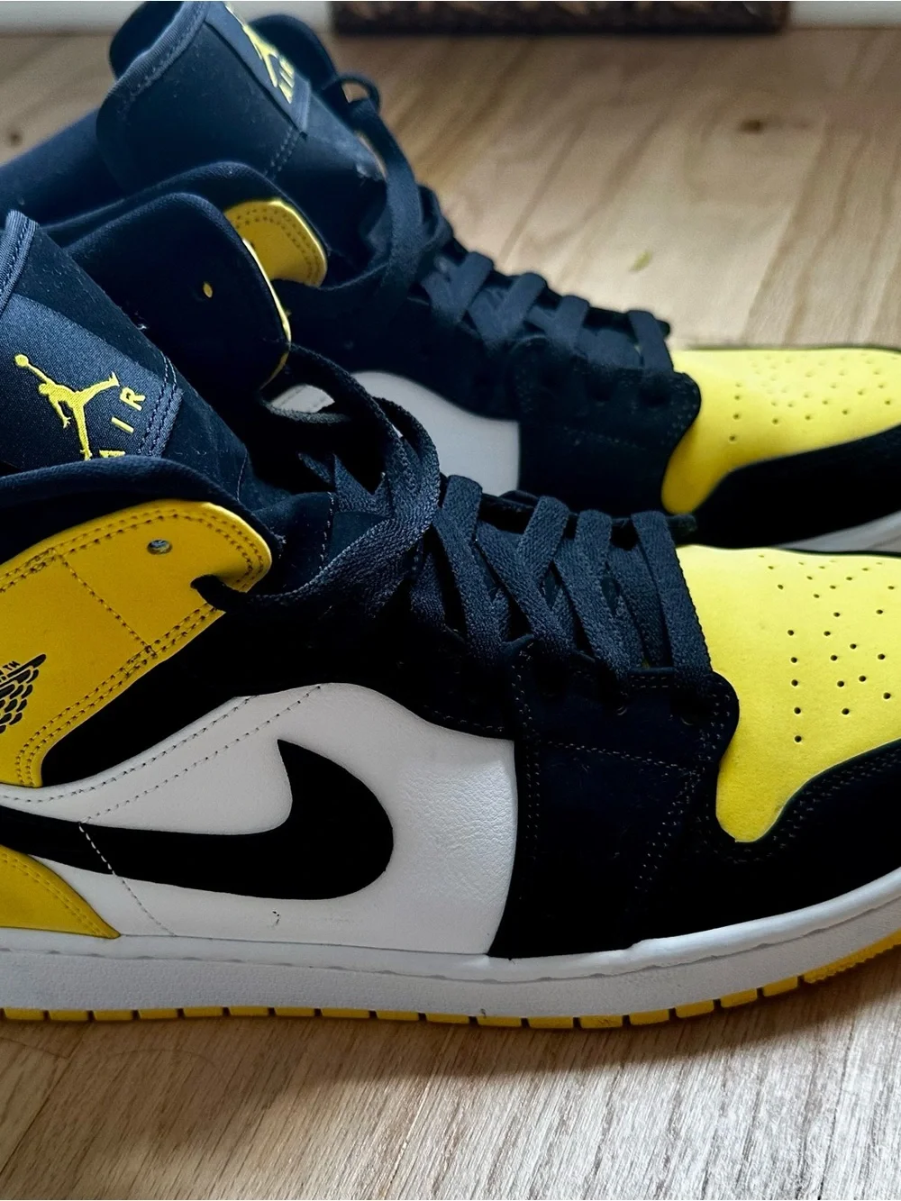 Air Jordan 1 Mid SE 